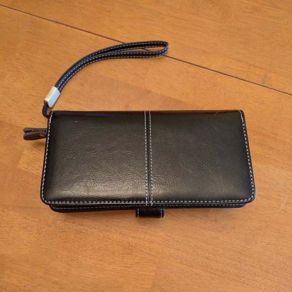 Elegant Black Leather Clutch with Wrist Strap - Picture 2 of 9